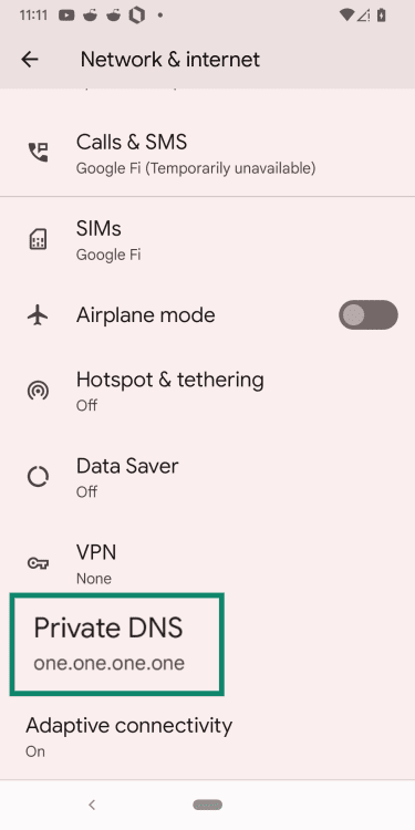 Android Network & internet settings screen with Private DNS highlighted.
